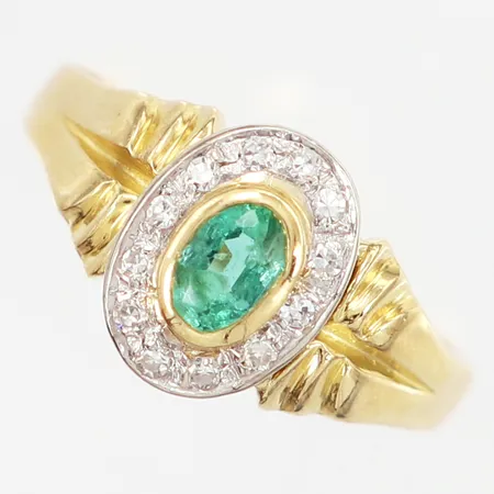 Ring med smaragd ca 6,4x4,8mm samt åttkantslipade diamanter 12 x 0,01ct infattade i vitguld, fattning 11mm, stl:18¾, 18K Vikt: 4 g