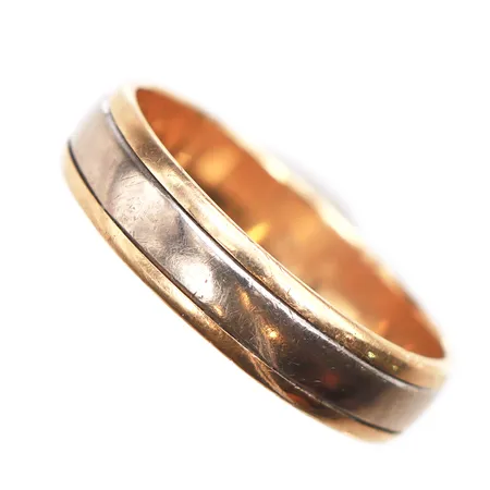 Slät ring, stl:20, vitguld och rödguld, gravyr, 18K. Vikt: 5,7 g