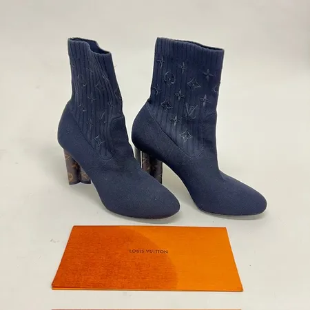 Ankelboots, Silhouette, Louis Vuitton stl 39, svart stretchtextil, normal vidd, blomformade klackar i monogramcanvas, höjd 8,5cm, kvitto Stockholm 2021, bruksslitage på sula, inga tillbehör