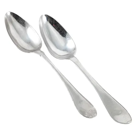 Två antika matskedar 1800-tal, längd 218mm, gravyr, silver 125,9g. 