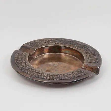 Askfat med dekor i relief Ø126mm, höjd 14mm, Hallbergs Guldsmeds Ab C G år 1934, gravyr, silver 830/1000 Vikt: 90,9 g