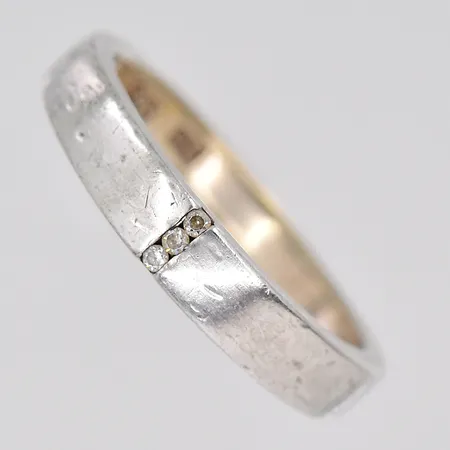 Ring med vita stenar stl:19 repig skena GHA 18K Vikt: 3,1 g