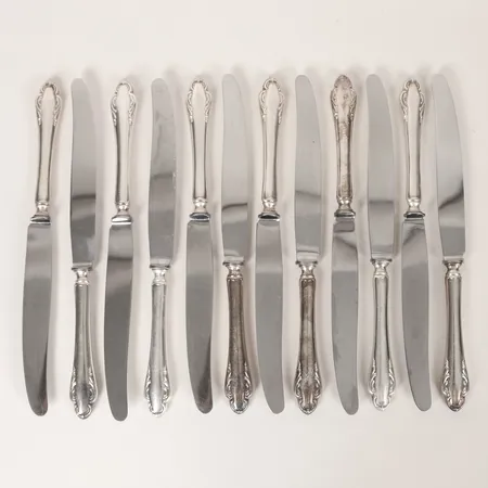 Tolv knivar med blad i rostfritt stål modell Haga, längd 25,5cm, flera med gravyr, silver 830/1000 Vikt: 704,3 g