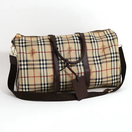 Weekendväska Burberry 50 Nova Check-mönstrad canvas med detaljer i brunt läder, justerbar samt löstagbar axelrem märkt Burberry, beslag i guldfärgad metall, lås samt nycklar, märkt Burberry samt numrerad, 100x28x24cm, fint skick, smärre fläck.