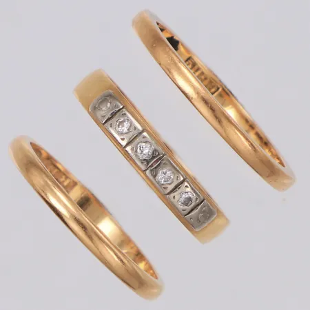 2 släta ringar, 1 ring med diamanter ca 0,04ctv, slitage, nagg, gravyr, 18K Vikt: 8,2 g