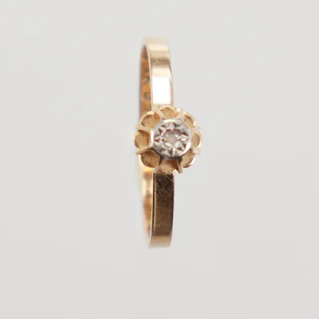 Ring med åttkantsslipad diamant 1x ca 0,005ct, stl 15¼, bredd 1,7-5mm, GFAB 18K Vikt: 1,1 g