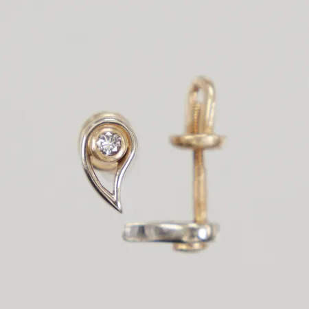 Ett par Örhängen med diamanter 2x ca 0,015ct, tjockare stift med skruvlås, ojämnheter, 14K Vikt: 1,7 g
