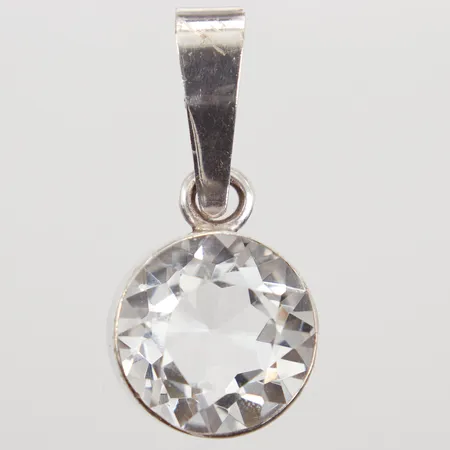 Hänge med bergskristall Ø ca 22,8mm, längd 48mm, nagg, Gert Thysell för Gussi smycken AB, Malmö 1973, silver. Bruttovikt: 17,2g Vikt: 0 g