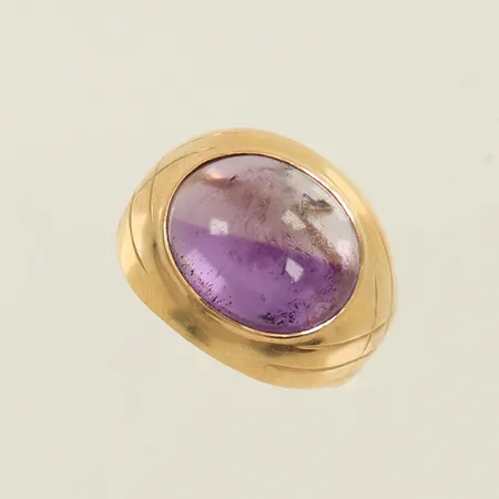 Ring med lila sten stl 16½, bredd 3-13mm, höjd 8mm, 18K, 3,2g bruttovikt 