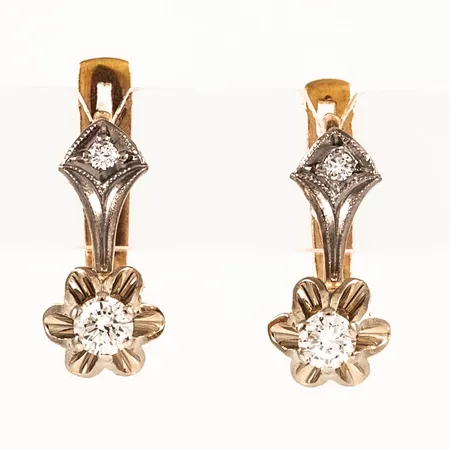 Örhängen med 2 x ca 0,02ct och 2 x ca 0,15ct briljantslipade diamanter bredd 5,5-7mm, längd 15mm, 14K 4,0g. 