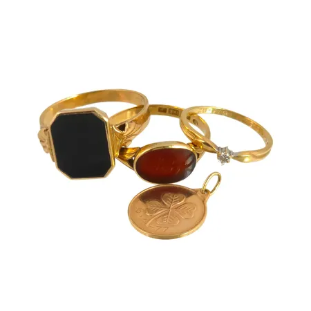 Diverse smycken, 18K guld, defekter, slitage, gravyrer Vikt: 12,8 g