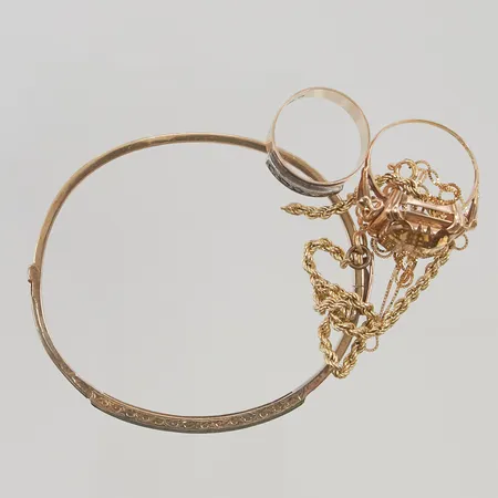 Diverse guld skador och stenar finns,14K 19,6g.