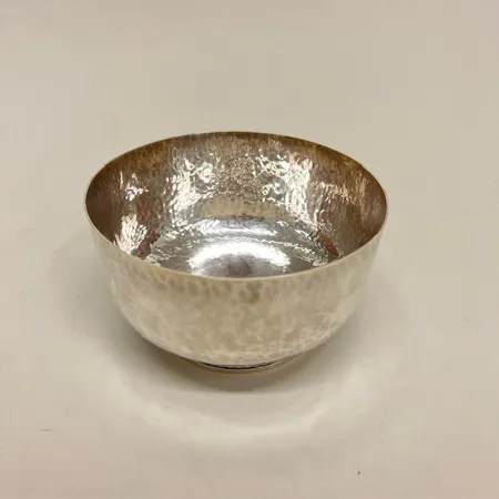 Skål, hamrad dekor, höjd 7,5cm, Ø13,5cm, GAB, 830/1000 silver Vikt: 262,8 g