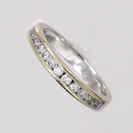 Alliansring med diamanter 0,50ctv enligt gravyr, stl:19, bredd 3,4-3,6mm, vitguld i behov av omrodiering, GHA, 18K.  Vikt: 5,2 g