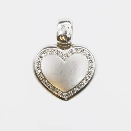 Hänge med diamanter 26 x ca 0,005ct, längd 24mm, bredd 19mm, ihåligt, 18K vitguld Vikt: 5,4 g