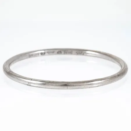 Armring Ø63mm bredd 4,2mm, stämplad R9 (1967), GCK (F.a Göthe Ateljé för Ädelsmide, Göte Carlebjörk, Enköping, S och kattfot. Silver 30,3g. 