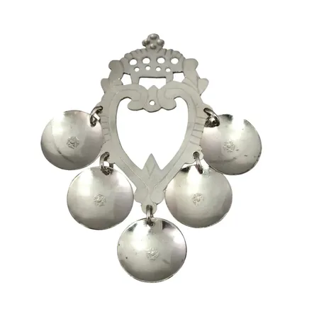 Dräktsmycke "Kronsölja" silver 925/1000 allmogestil (folkdräkt), längd inkl. nedersta "löv" 79 mm, bredd omkring 50 mm, tillverkare SEL - Skånesilver E Lindström Hässleholm 1977, fint skick, sparsamt använd   Vikt: 14 g