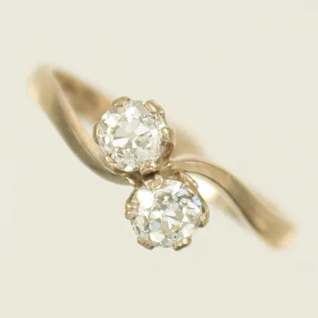 Ring vitguld med 2 gammalslipade diamanter ca 0,20ct/st, stämplad UH i Uppsala 1953, stl 17½ bredd 8mm, 18K 3g 