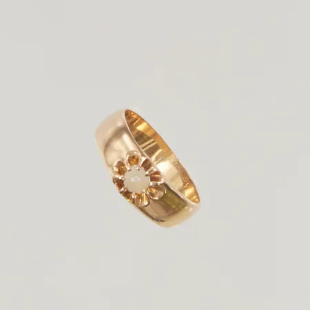 Ring med pärla stl17 bredd:5,4-6,6mm 18K 4,3g.