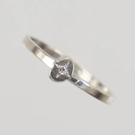 Ring med diamant 1xca0,001ct stl 16¾, bredd 1,6-4,6mm, vitguld 14K Vikt: 0,9 g