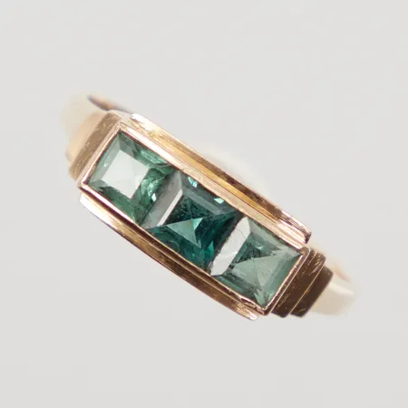 Ring med gröna stenar stl 16¾, bredd 1,7-6mm, gravyr, 18K Vikt: 3,5 g
