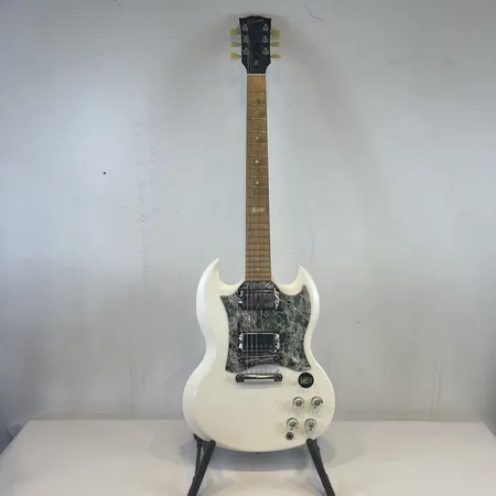 Elgitarr Gibson SG Raw Power, Made in Usa 2009, serienr 013490449, sakar en sträng, saknar skruvar, utbytt plektrum skydd, färg bortfall, skavmärken och fläckar, soft case. Skickas med Bussgods eller PostNord