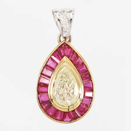 Hänge med droppslipad diamant ca 1.46ct kvalitet ca P-Q/SI, baguetteslipade rubiner ca 2.00ct, briljantslipade diamanter 4 x 0.01ct, höjd:30mm inklusive ögla, bredd:15,5mm, ögla i vitguld, 18K Vikt: 4,4 g