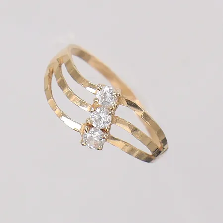 Ring med stenar stl:17½, bredd ca 1,5-8,6g, skev, mindre bucklor och skador, ostämplad. 14K 