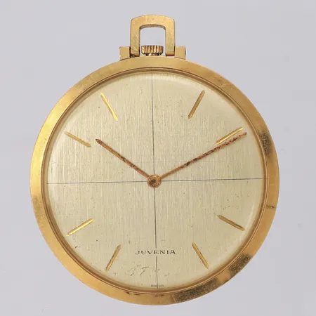 Fickur Juvenia längd 48,2mm bredd 41,3mm boett.nr 670115, går ej, repig 18K Vikt: 31 g