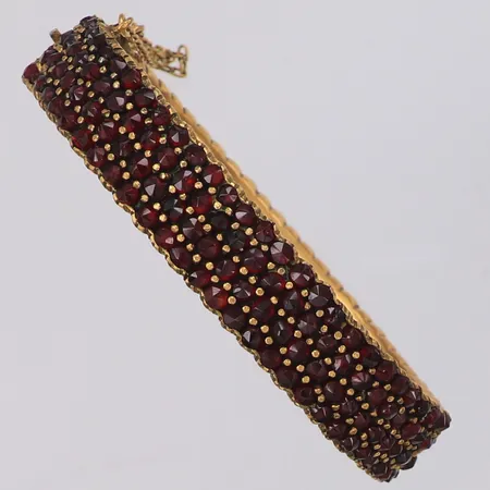 Stelt armband, granater, öppningsbart, slappt lås, säkerhetskedja, Ø60mm, bredd 11,3mm, gulmetall