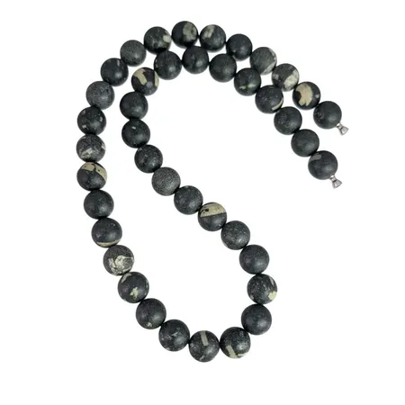 Collier OLE LYNGGAARD Danmark, klot i Kambaba-Jaspis Ø10 mm, längd 42,5 cm inkl. dobbar, passar till standardlås, stenar utan anmärkning, fint skick, vikt 66 gram Vikt: 66 g
