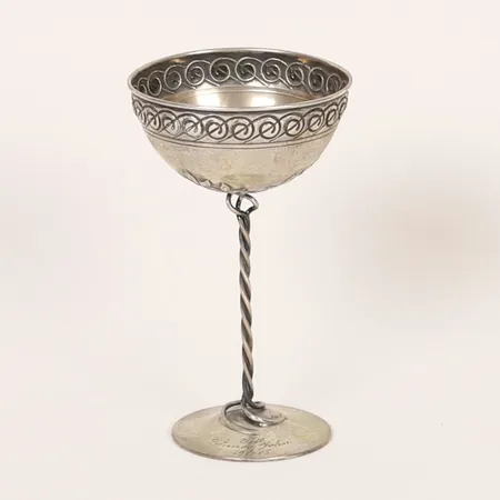 Pokal på fot med dekor i relief, höjd: 13,5cm, Ø ca 7,5cm, Guldsmedsaktiebolaget I Stockholm, Stockholm 1901, gravyr, åldersbetingat slitage, silver 830/1000 Vikt: 60,8 g