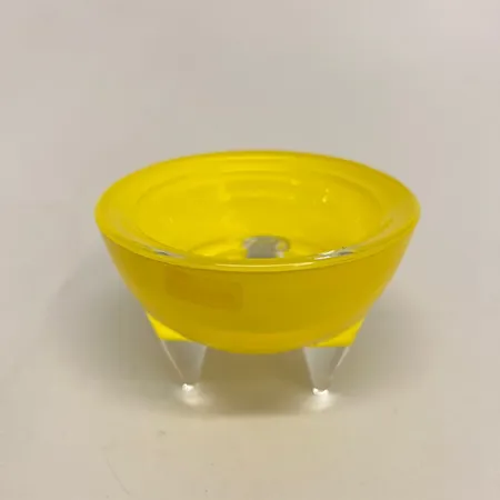 Ljushållare, höjd 6,5cm, Cilla Persson, Nybro glasbruk, gulmålat glas, nagg, etikettmärkt Skickas med paket.