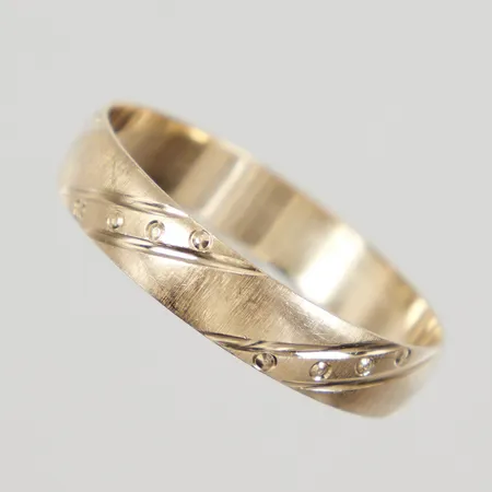 Ring med mönsterdekor stl 22½, bredd 5mm, 14K Vikt: 2,6 g