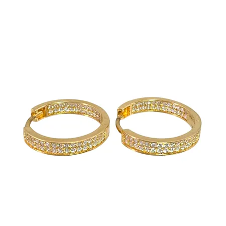 Örhängen Creoler i 18K guld, vita stenar, diameter 18 mm, bredd 3,4 mm, ena örhänget knäpper inte vid låsning Vikt: 4,4 g