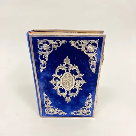 Bibel Nya testamentet, blå sammet med silverdekor 21x13,5cm, tryckt samuel Rumstedt Stockholm år 1862, gravyr på pärm, namn på försättsblad Vikt: 0 g