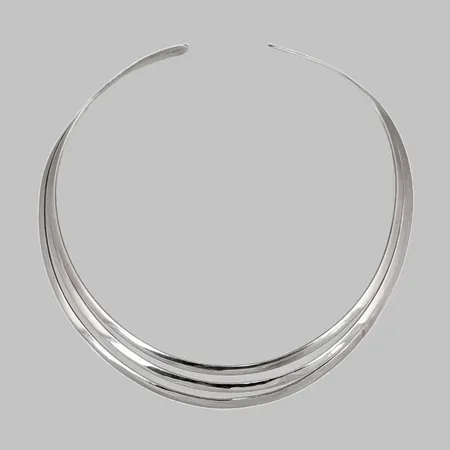 Halsring silver 925/1000 (sterling), inre mått 38,5 cm, något justerbar till större mått, bredd 10-20 mm, fint skick  Vikt: 46 g