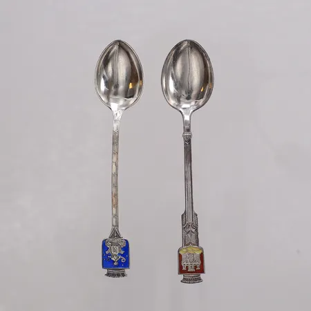 2 Skedar olika modeller längd 9,5-10cm. 925/1000 silver Vikt: 15,5 g