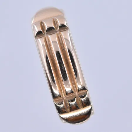 Ring stl:19, bredd 7 mm graverad 18K. Vikt: 8,2 g
