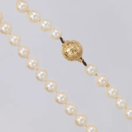 Collier med odlade pärlor Ø8,6mm, längd 48cm, slitna knutar, lås 18K Vikt: 5 g