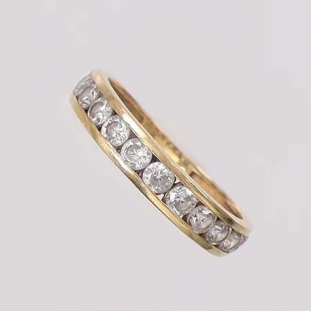 Ring med stenar stl:17½ bredd 1,9-4,1mm. 18K Vikt: 2 g