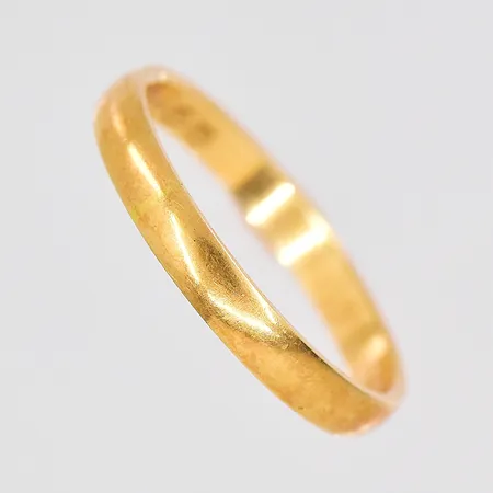 Ring stl:16 bredd 2,5mm graverad 18K Vikt: 1,8 g