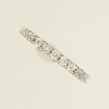 Ring vitguld med vita stenar stl 16½, bredd 1,8-2,3mm, stämplad GHA, 18K, 2,7g Vikt: 2,7 g