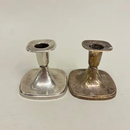 Ett par ljusstakar, höjd 7,5cm, en graverad, stearinrester, fyllda,830/1000 silver, bruttovikt 317,5g Vikt: 0 g