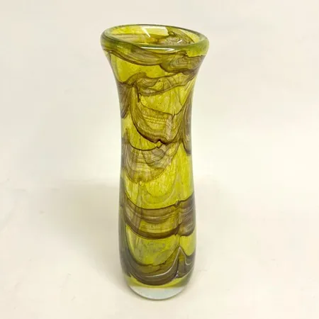 Vas, höjd 24,5cm, underfång i gul-brunt, enstaka bubblor, osignerat glas Skickas med paket.