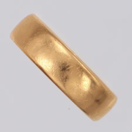 Ring stl:18¼ bredd 5,7mm personlig gravyr 18K Vikt: 7,1 g