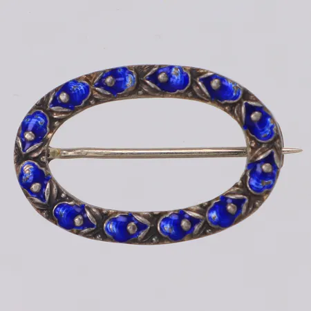 Brosch med blå emalj, längd 25mm, troligen norsk, 925/1000 silver Vikt: 2,9 g