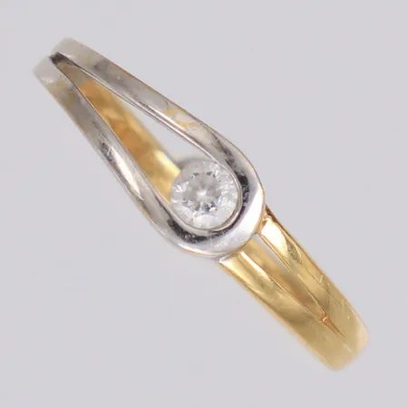 Ring med vit sten stl:17, bredd 5,2mm rödguld/vitguld 18K Vikt: 2,4 g