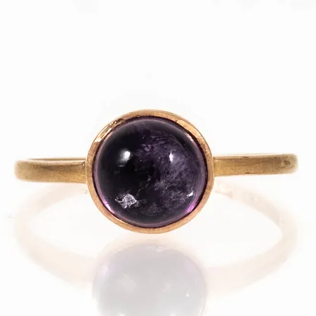 Ring med en ametist stl:16½ bredd 1-8mm, märken på sten, 18K 2,3g. 