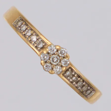 Ring med åttkantslipade diamanter 17xca0,005-0,02ct stl:18 bredd 4,8mm GHA personlig gravyr 18K Vikt: 2,3 g